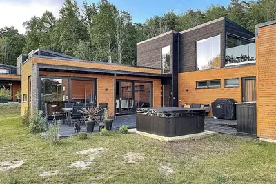 Image de Cabine moderne avec vue sur la mer à Bjørkøya