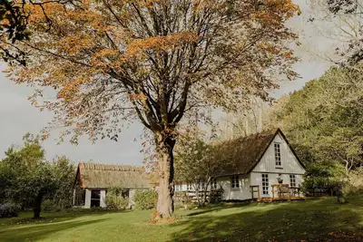 Image de Maison au toit de chaume entre forêt et prairie