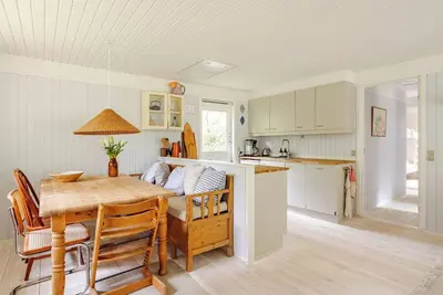Image de Détails colorés dans une maison en bois sur un grand terrain naturel