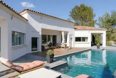 Image de Villa avec piscine à débordement à Cabriès