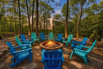 Image de New Estate with Hot Tub, Game Room, Home Theater, Playground, Deck & More!
