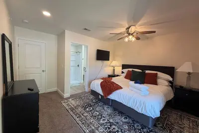 Image de 3br 2. 5ba Fort Jackson | Fast WiFi + Parking