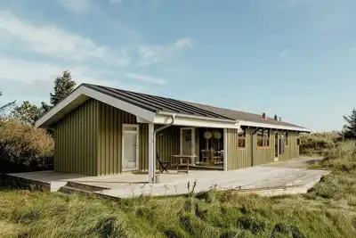 Image de Maison de vacances familiale dans la campagne couverte de bruyères
