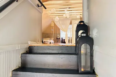 Image de Charming Rustic Loft Retreat with King bed