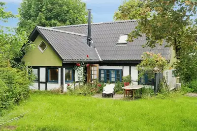 Image de Sanctuaire privé près de Kragenæs avec vue sur les champs