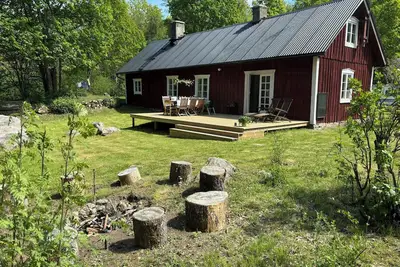 Image de Maison suédoise traditionnelle au cœur de la forêt
