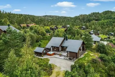 Image de Chalet avec jacuzzi extérieur et ruisseau à Krågeland
