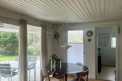 Image de Maison de vacances près de la plage d'Ajstrup avec un joli jardin