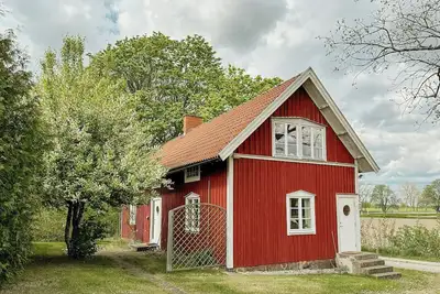 Image de Maison traditionnelle rouge au bord d'un lac dans le Småland