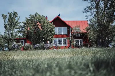 Image de Grande maison avec un jardin animé à Ytterön