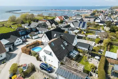 Image de Villa avec piscine en bord de mer, dans une ambiance méditerranéenne