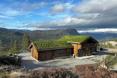 Image de Cabane en pin massif assemblée à la main dans la vallée d'Evardalen