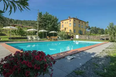 Image de Sara. Grand appartement près de Lucques avec piscine privée