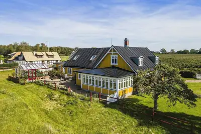 Image de Spacieuse maison familiale près des vergers de pommiers de la péninsule de Kullahalvön