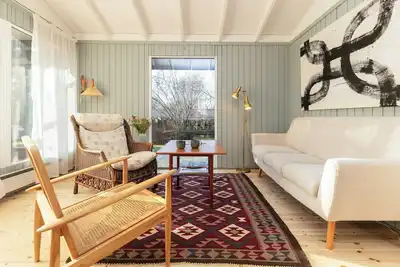 Image de Maison de vacances décorée d'objets vintage et d'œuvres d'art personnelles