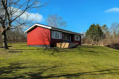 Image de Maison rouge en bois avec spa près des falaises de Knudeklinterne