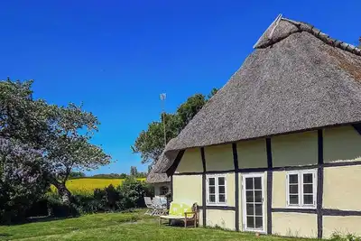 Image de Une maison à colombages idyllique avec vue sur les champs