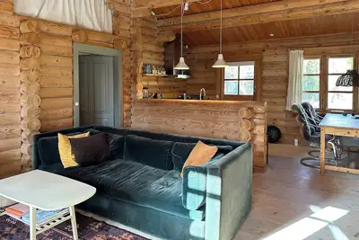 Image de Cabane en rondins à l'intérieur chaleureux, près d'une plantation de bruyère