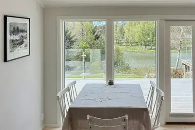 Image de Cottage près de l'eau, dans l'harmonie de la forêt et de la mer