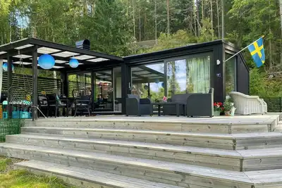Image de Chalet moderne avec sauna au bord du lac à Bjäsäter