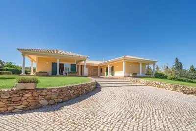 Image de Charming Villa with Pool & Garden in Vale da Lama