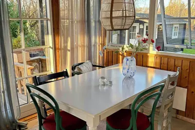 Image de Maison en bois avec bain sauvage près des montagnes de Mols