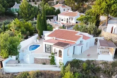 Image de Villa rénovée avec jacuzzi près de Cómpeta