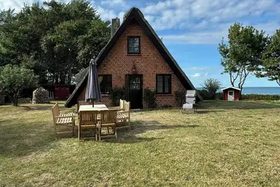 Image de Maison de vacances au toit de chaume avec plage privée à Røsnæs