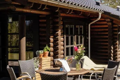 Image de Authentique maison à colombages nichée parmi les conifères dans le Vendsyssel
