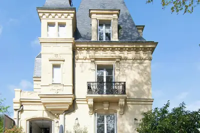 Image de Manoir historique avec jardin privatif à Chatou
