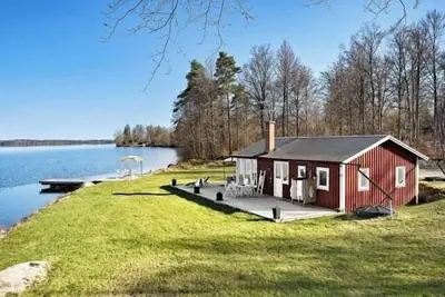 Image de Gîte avec terrain en bord de mer, bateau et ponton dans le Småland