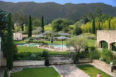 Image de Mas du XIXe avec piscine face au Luberon