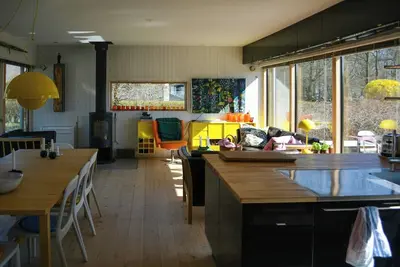 Image de Maison conçue par un architecte avec une terrasse en bois sur une presqu'île