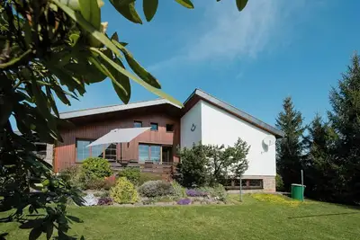 Image de Maison d'architecte des années 70 dans un cadre verdoyant