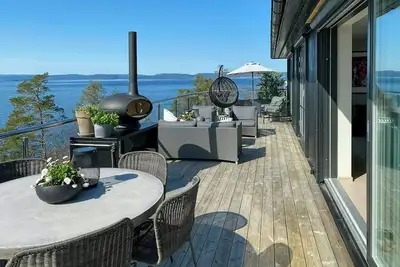Image de Maison avec salle d'entraînement et chemin vers la mer à Jeløya
