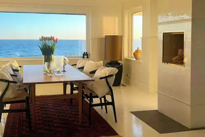 Image de Maison inspirée d'un hôtel de bord de mer avec vue imprenable sur la mer