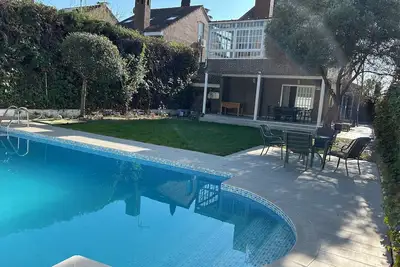 Image de Luxury villa with private swimming pool and garden