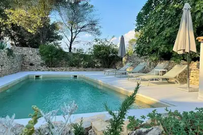 Image de Mazet avec piscine dans la garrigue de Nîmes