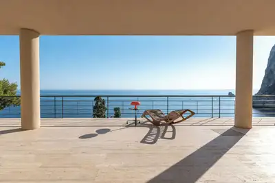 Image de Villa moderniste avec accès privé à la mer