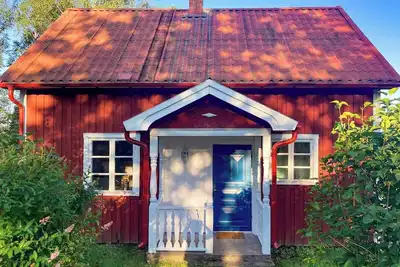 Image de Une maison suédoise chaleureuse au bord du lac Fryken, avec cheminée