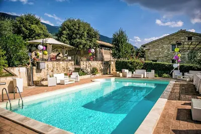 Image de Villa historique au milieu des oliviers près d'Assise