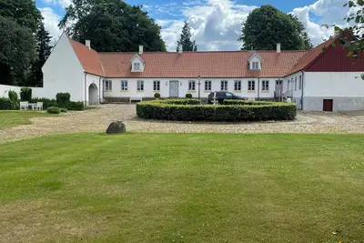 Image de Ferme historique avec vue sur l'église près de Randers