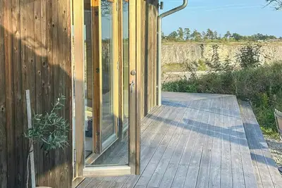 Image de Vous êtes dans une cabane en bois près d'une carrière de calcaire, avec vue