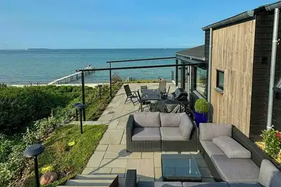 Image de Une perle architecturale avec une vue imprenable sur la mer