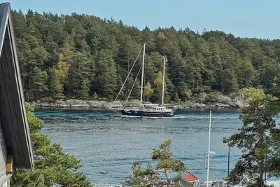 Image de Maison de vacances avec vue sur le bateau royal dans le fjord de Hagefjord
