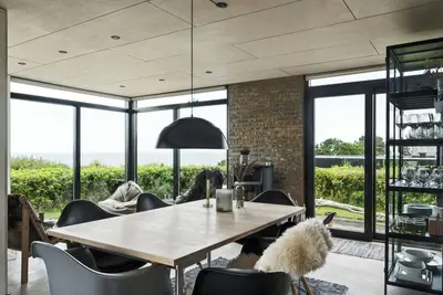 Image de Maison de vacances minimaliste avec vue sur la mer