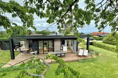 Image de Maison neuve avec terrasse en bois, à 200 mètres du bord de l'eau