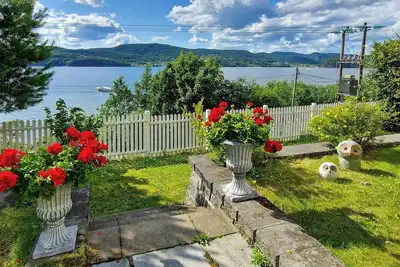 Image de Maison jaune au bord du fjord dans le village idyllique de Holmsbu