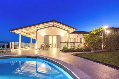 Image de Villa avec vue sur la vallée de l'Ombrone