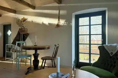 Image de Maison en pierre avec toit de chaume dans une ferme datant de 1750